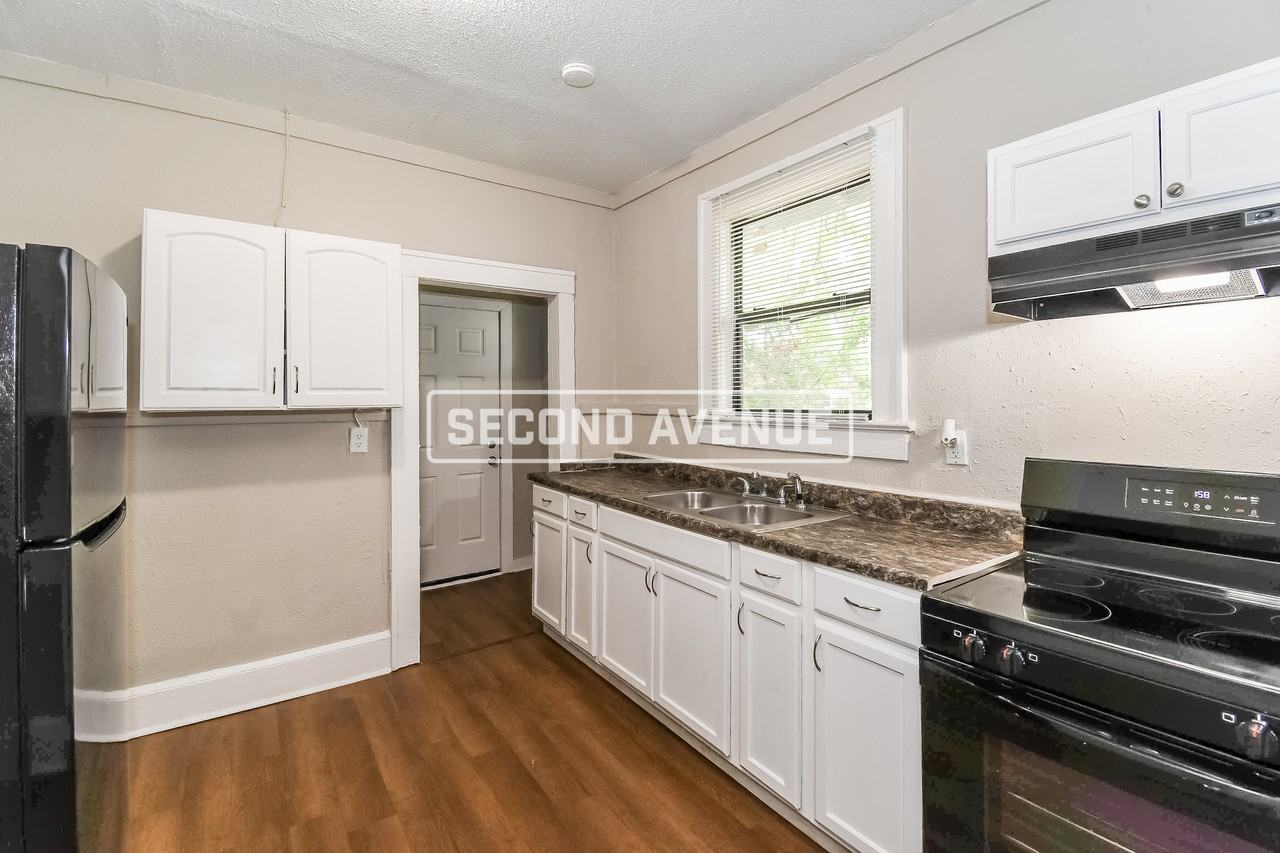204 W 23rd St - Photo 6 of 29