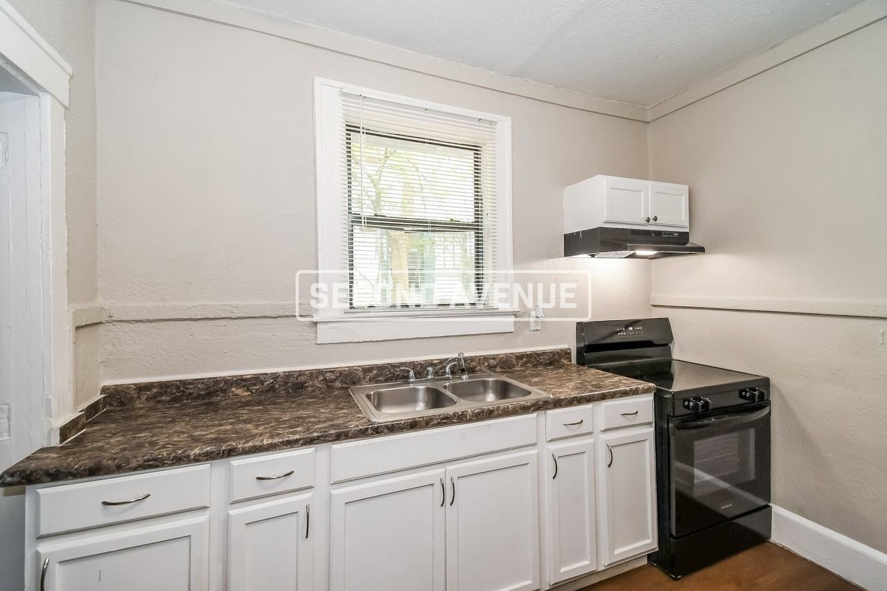 204 W 23rd St - Photo 7 of 29