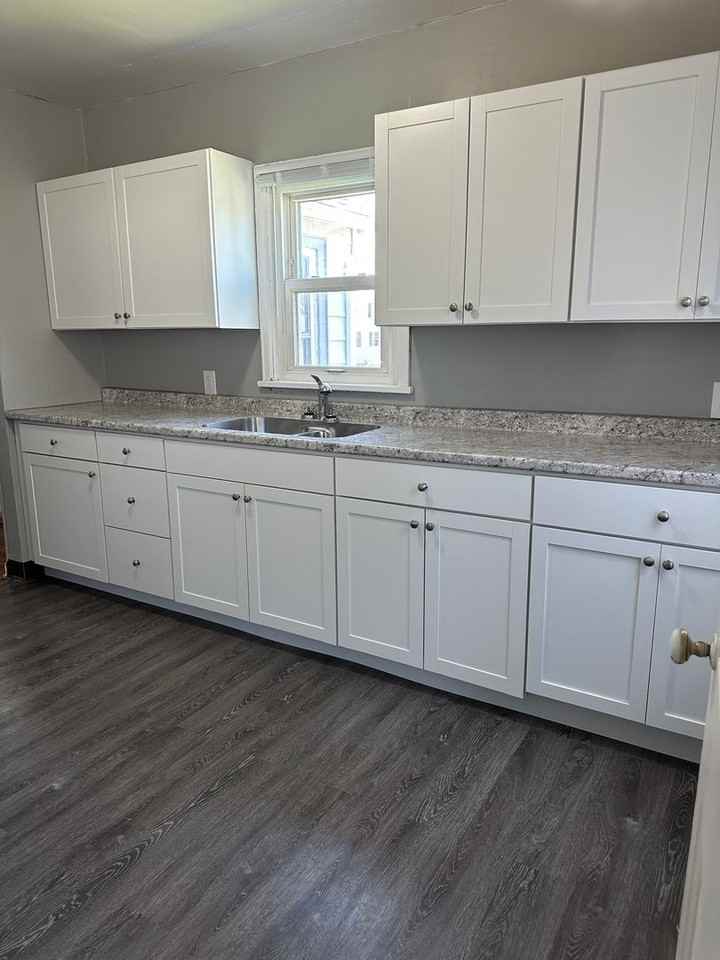 611 W 8th St - Photo 2 of 9