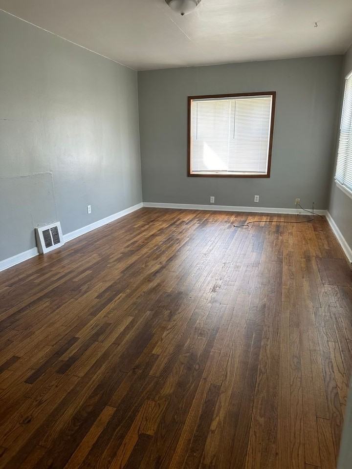 611 W 8th St - Photo 3 of 9