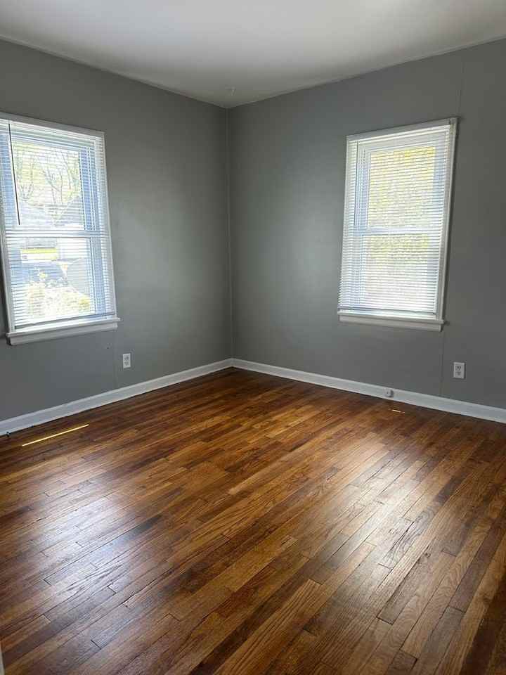 611 W 8th St - Photo 5 of 9