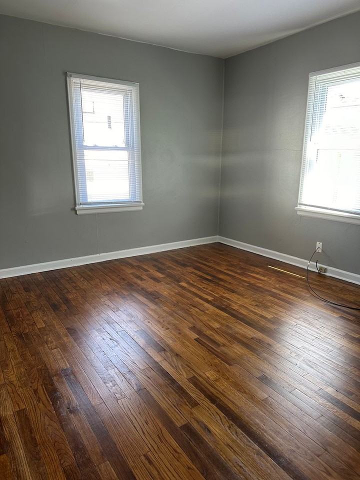 611 W 8th St - Photo 6 of 9