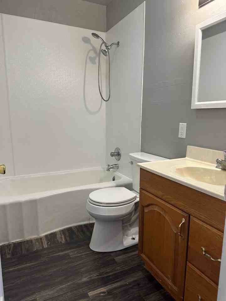 611 W 8th St - Photo 7 of 9