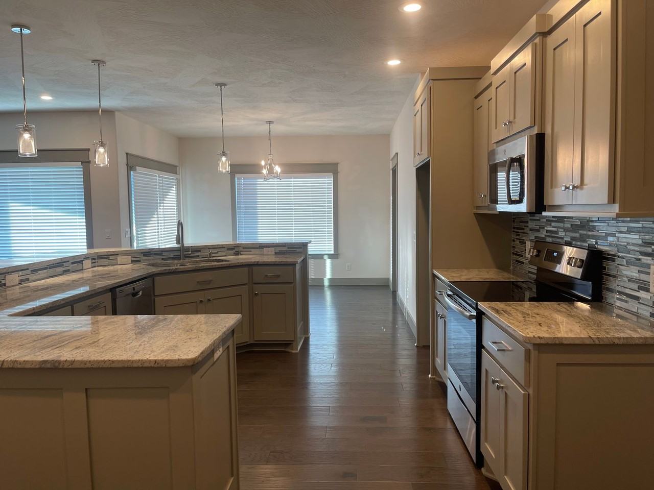 3546 W Cherokee St - Photo 7 of 35