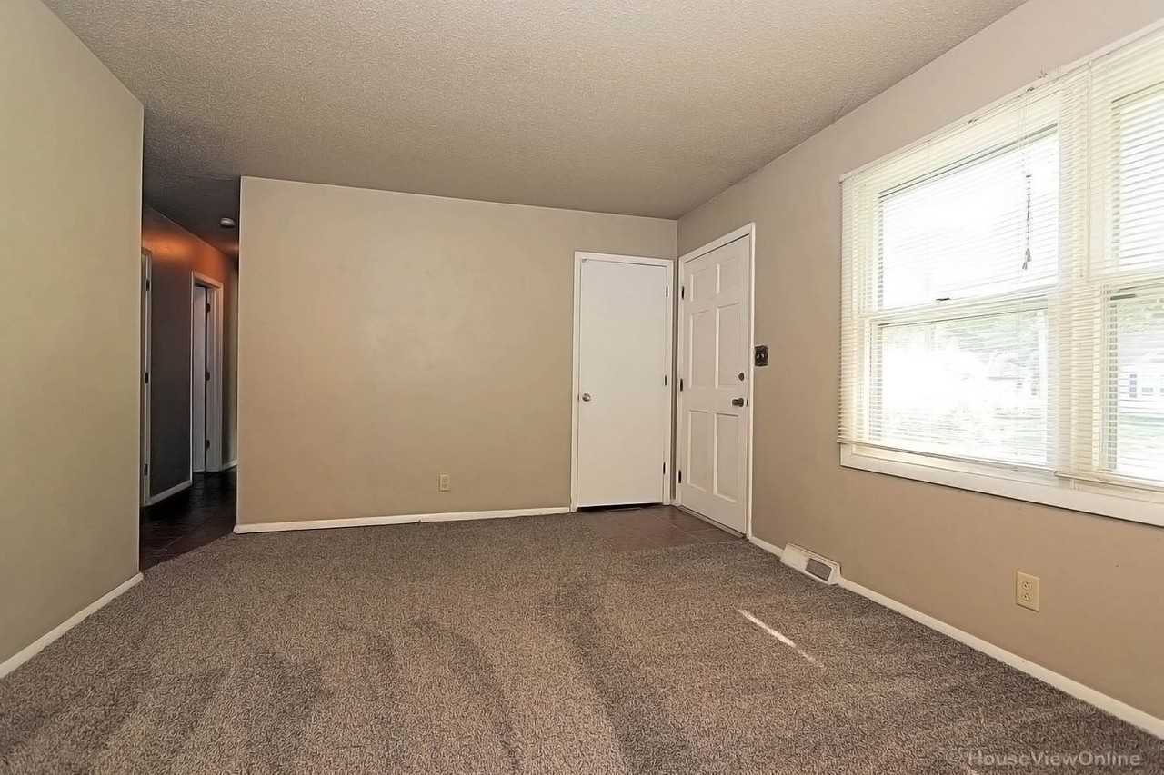 1105 N West End Blvd - Photo 5 of 25