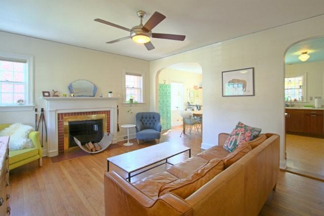 113 W Lynch St - Photo 3 of 10