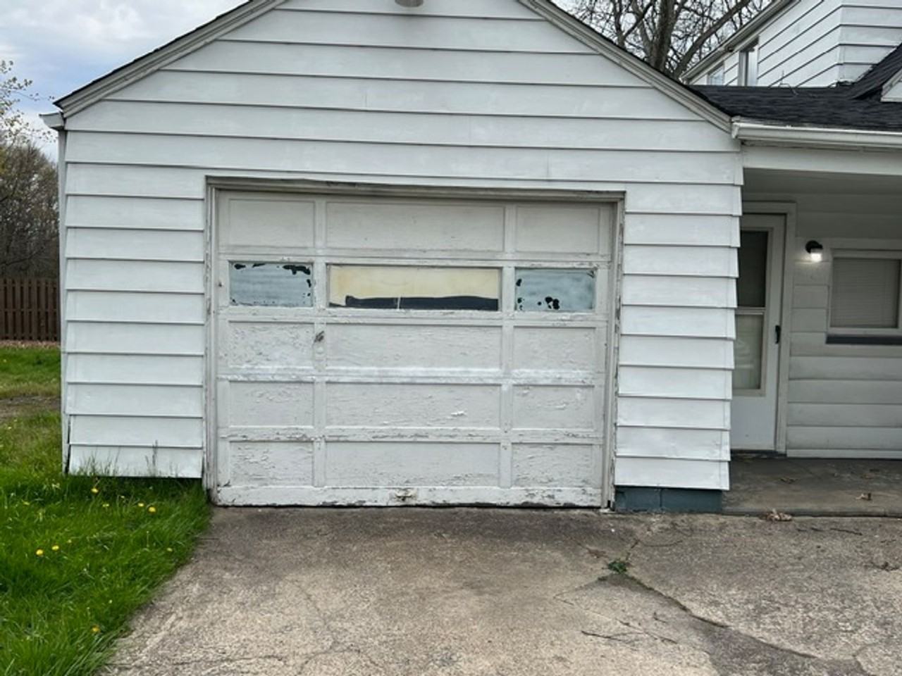 1986 Overland Ave Ne - Photo 2 of 10