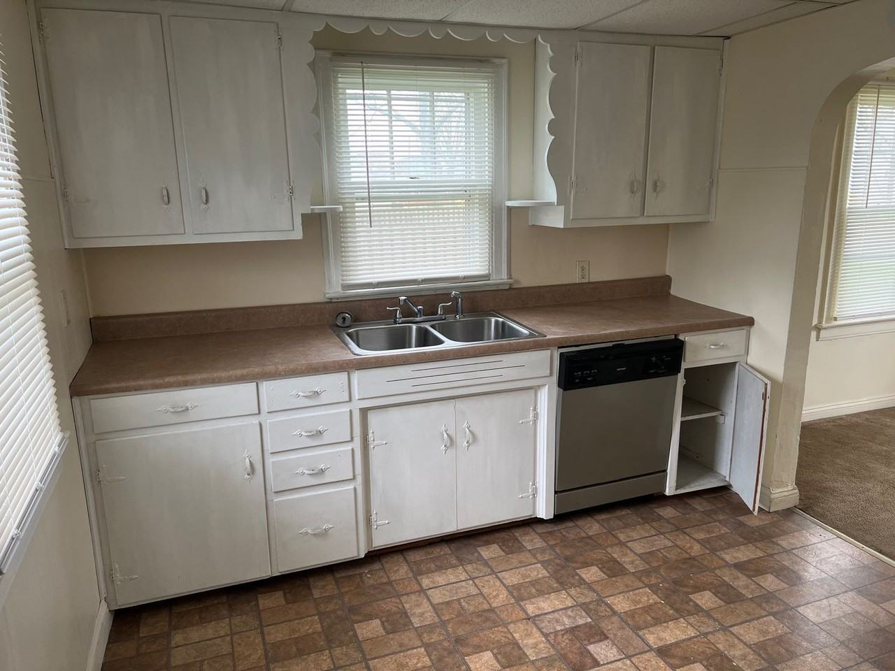 1986 Overland Ave Ne - Photo 3 of 10