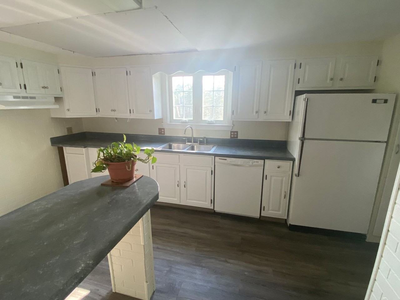 100 Beech Hill Rd - Photo 3 of 15