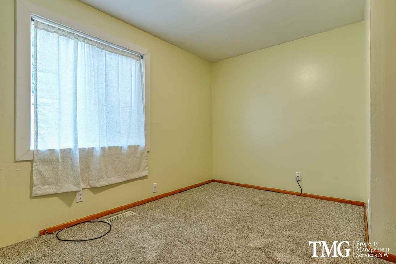 2711 Washington St - Photo 4 of 28