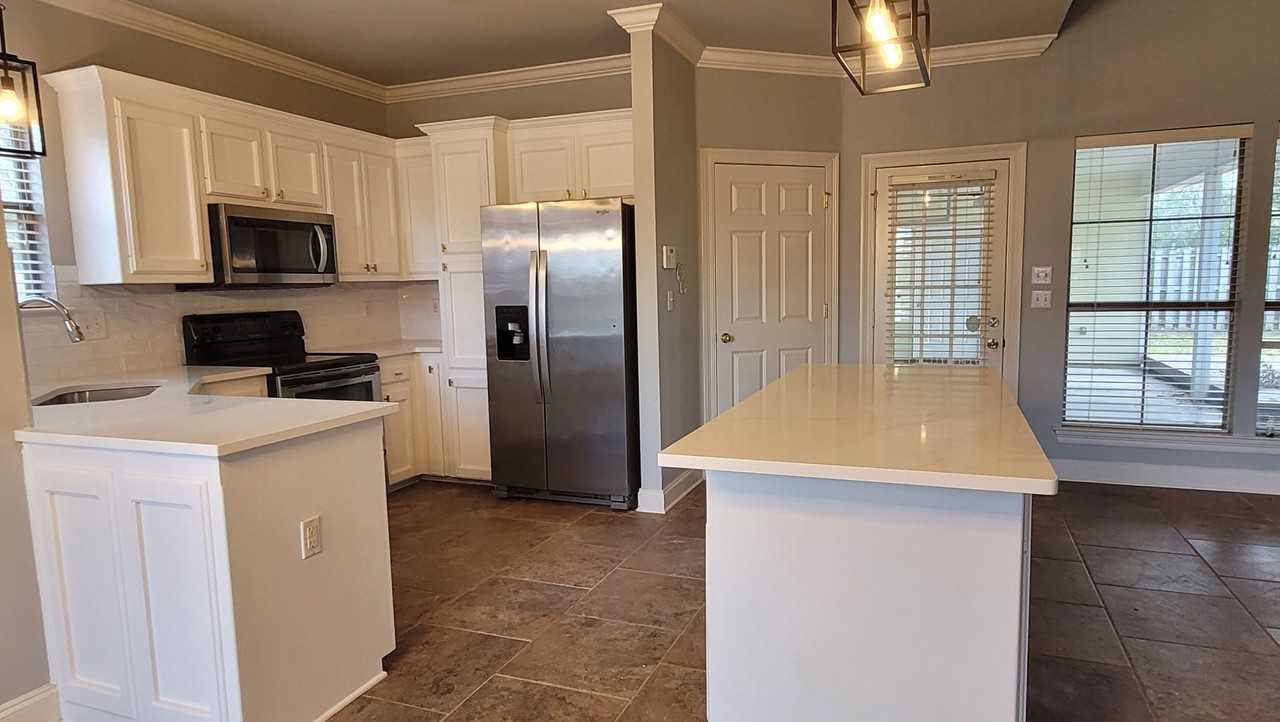 305 Lake Worth Dr - Photo 2 of 12