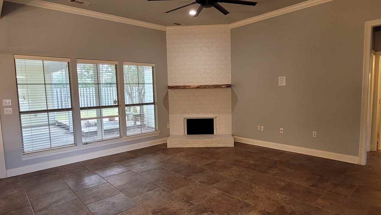 305 Lake Worth Dr - Photo 3 of 12