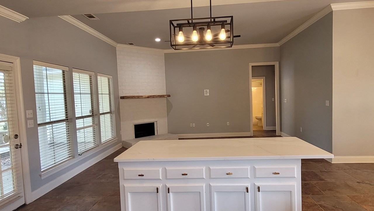 305 Lake Worth Dr - Photo 4 of 12