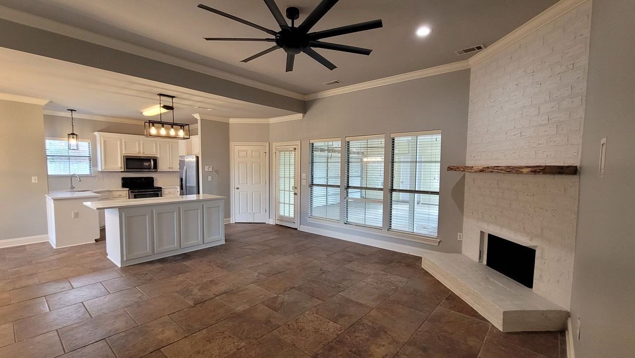 305 Lake Worth Dr - Photo 5 of 12