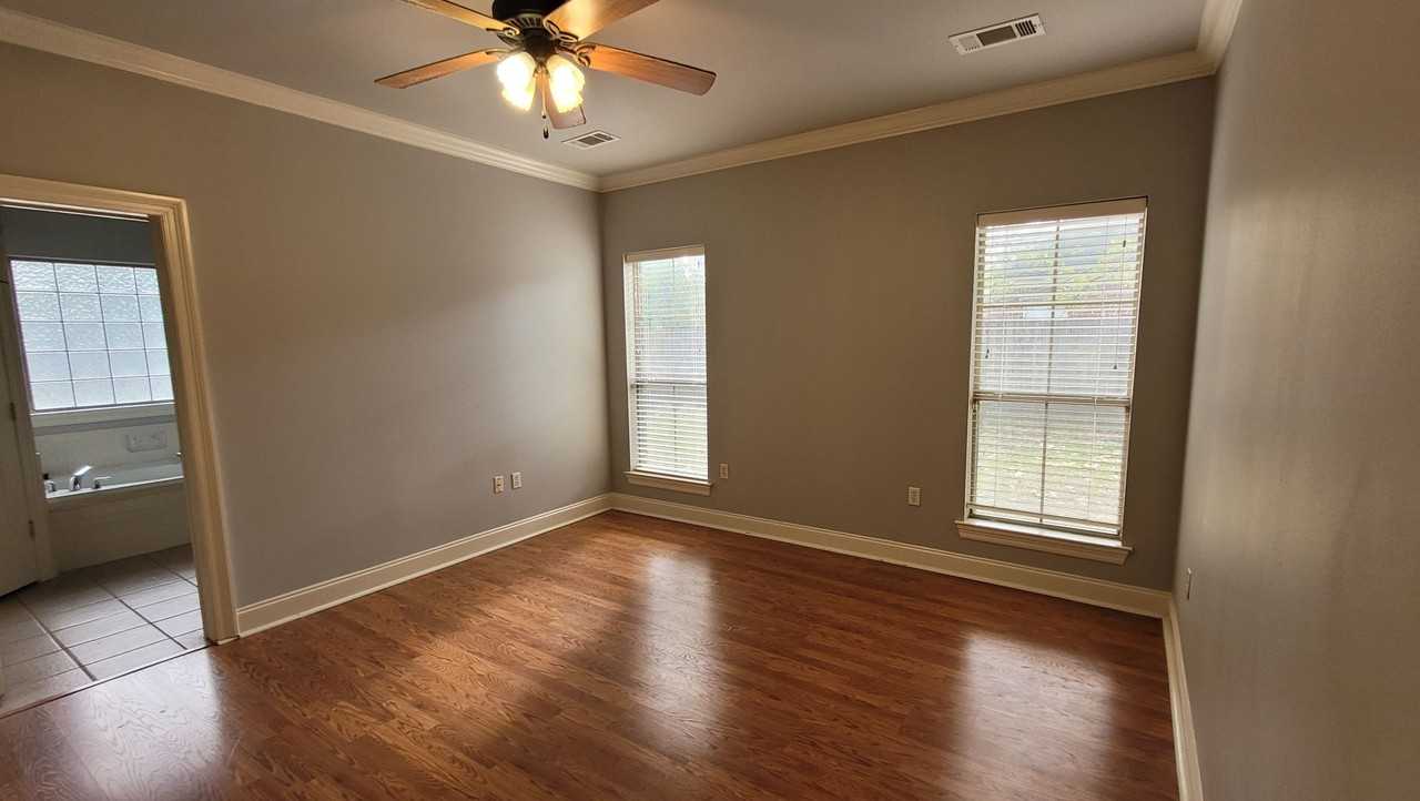 305 Lake Worth Dr - Photo 6 of 12