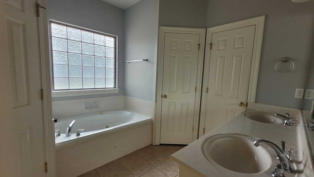 305 Lake Worth Dr - Photo 7 of 12