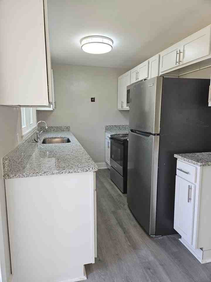 302 Crystal Lake Dr - Photo 3 of 11