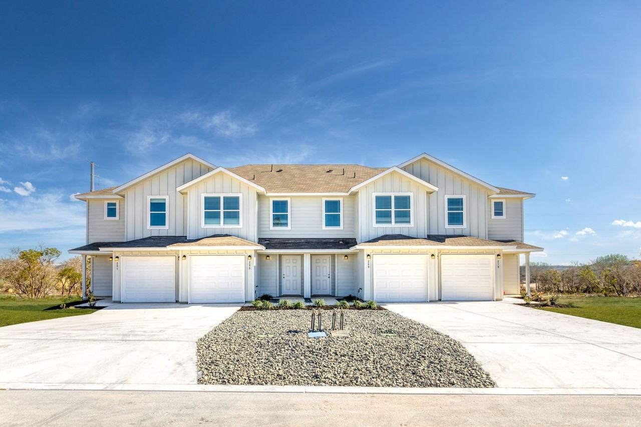 121-133 Stefan Estate - Photo 2 of 31