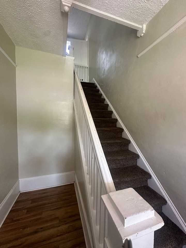 1525 Noble St - Photo 4 of 10