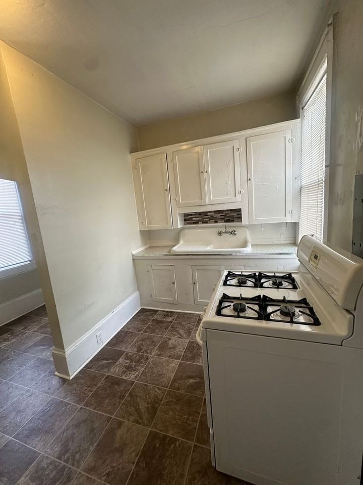 1525 Noble St - Photo 5 of 10