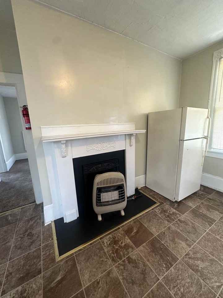 1525 Noble St - Photo 6 of 10