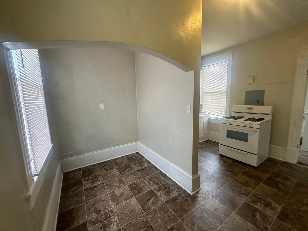 1525 Noble St - Photo 7 of 10