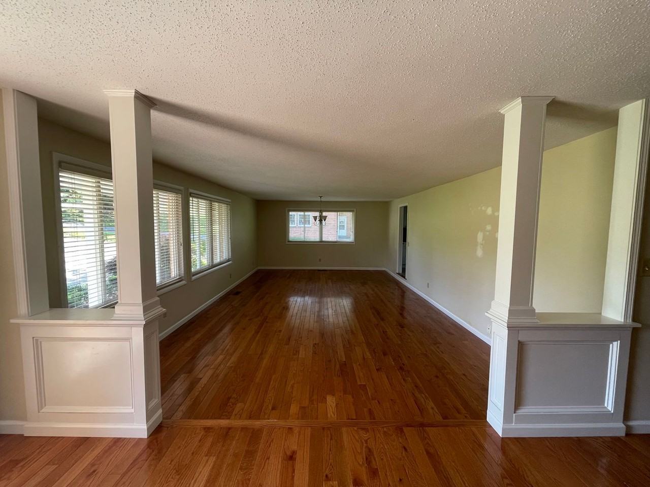 2233 Pendragon Rd - Photo 3 of 25