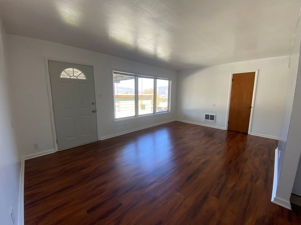 704 W 14th St - Photo 4 of 10