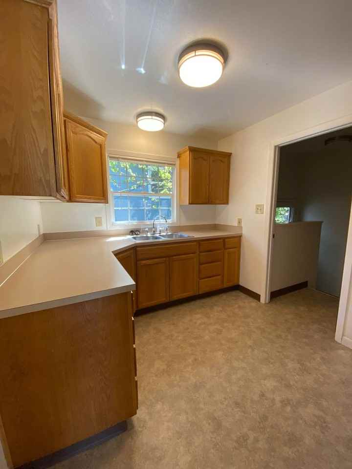 704 W 14th St - Photo 7 of 10