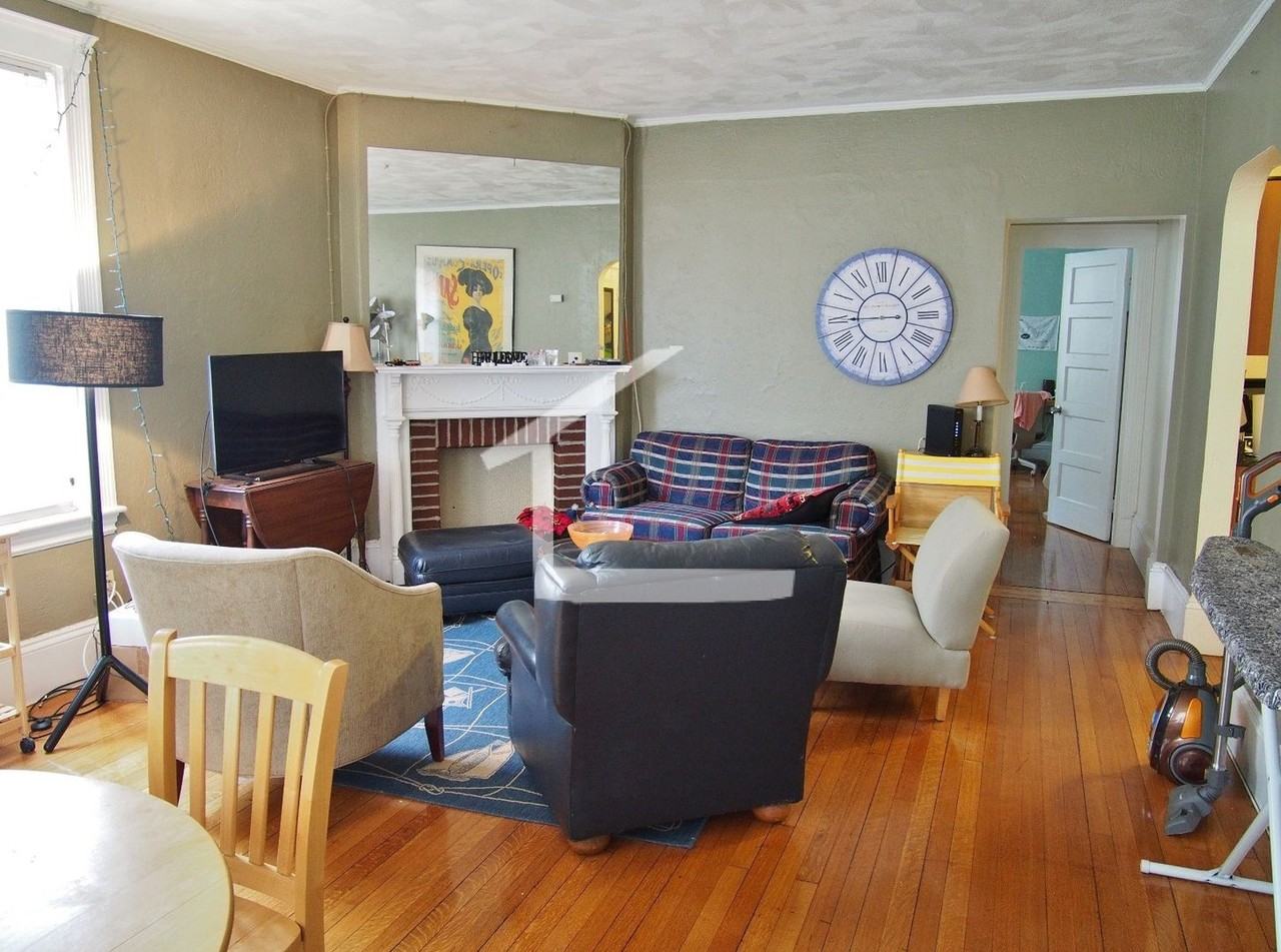 140 Strathmore Rd - Photo 3 of 14