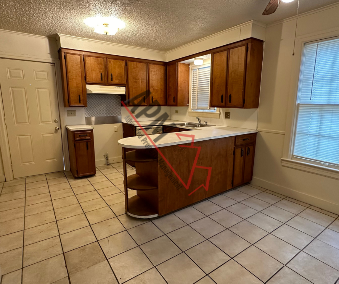 1605 Filhiol Ave - Photo 2 of 8