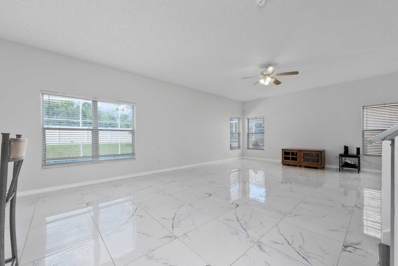 746 Lockbreeze Dr #1 - Photo 5 of 34