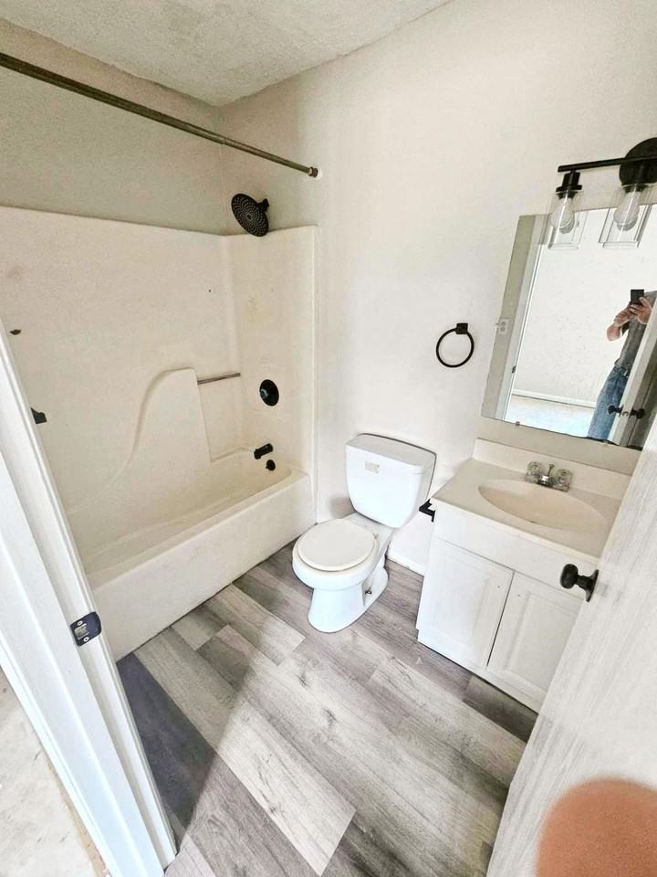 Erica Court Apartments - Photo 5 of 20