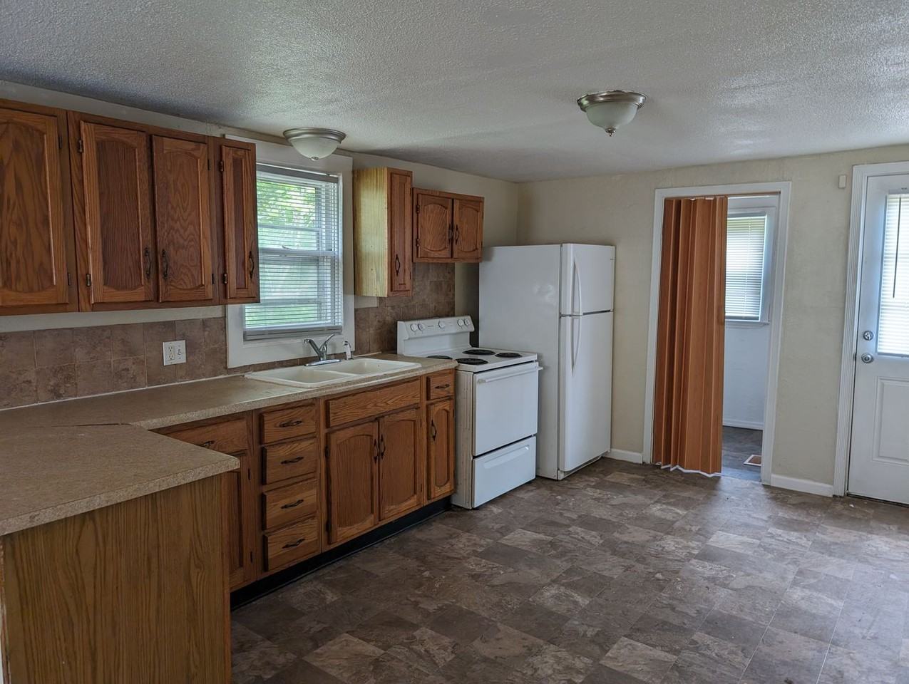 811 S Saville Ave - Photo 3 of 9