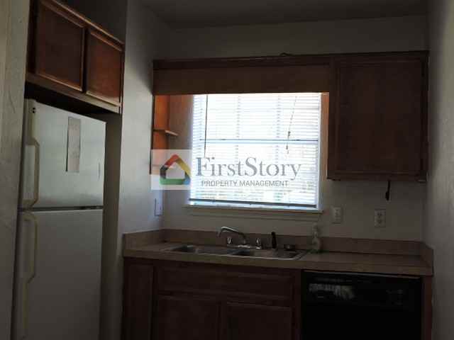 1808 Lilac Drive - Photo 3 of 8