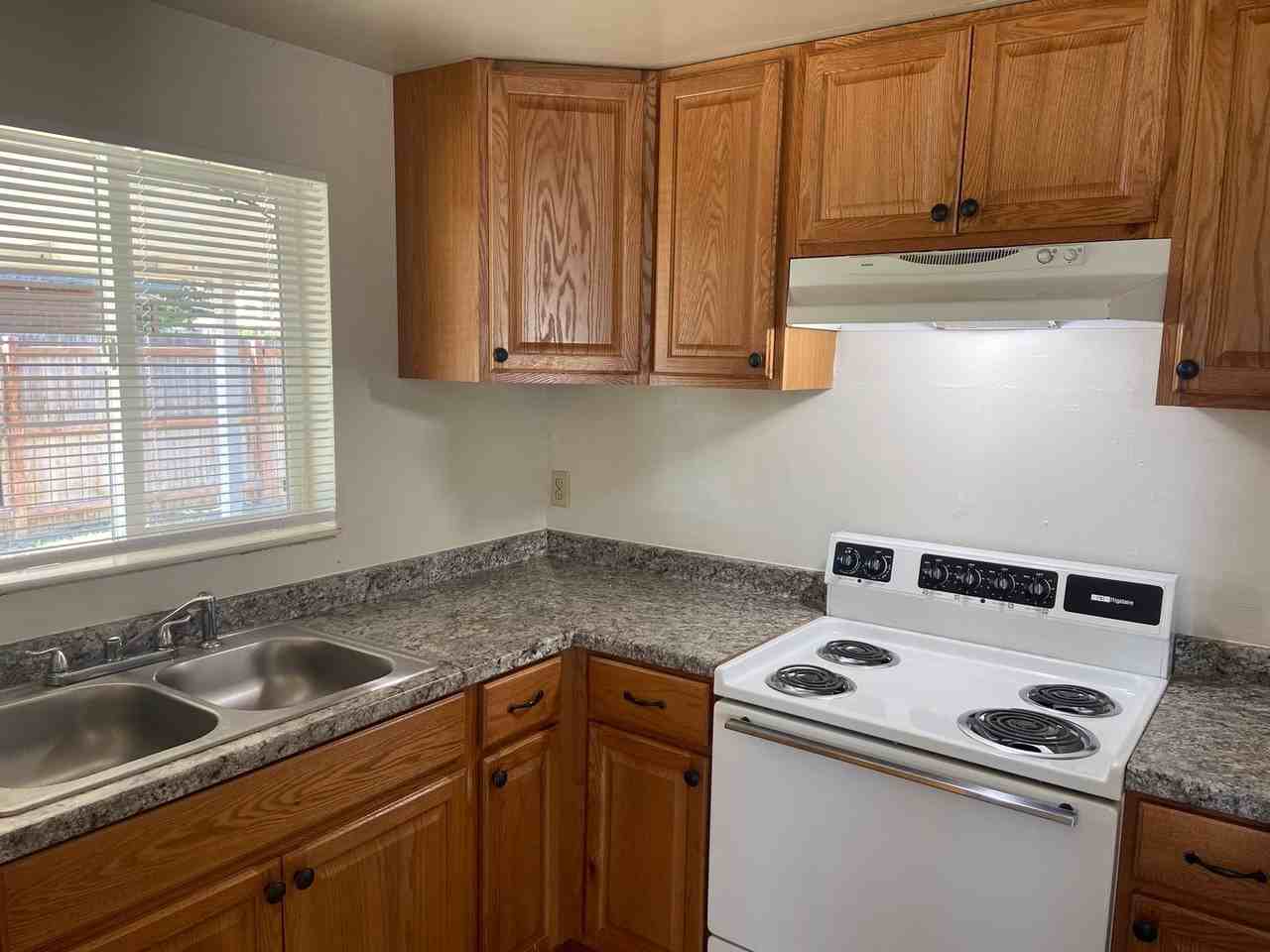 302/304 W Court St - Photo 2 of 13