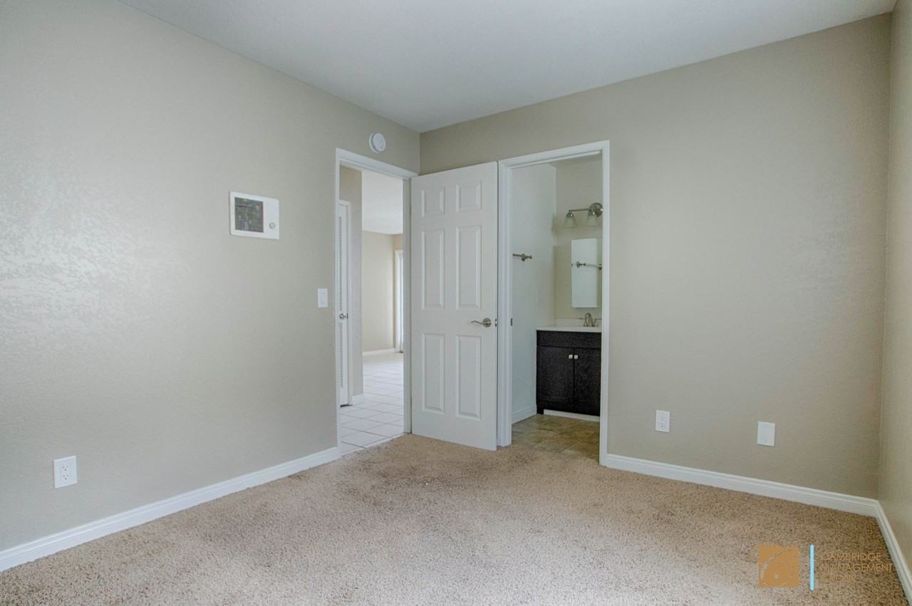4255 Winona Ave - Photo 7 of 10
