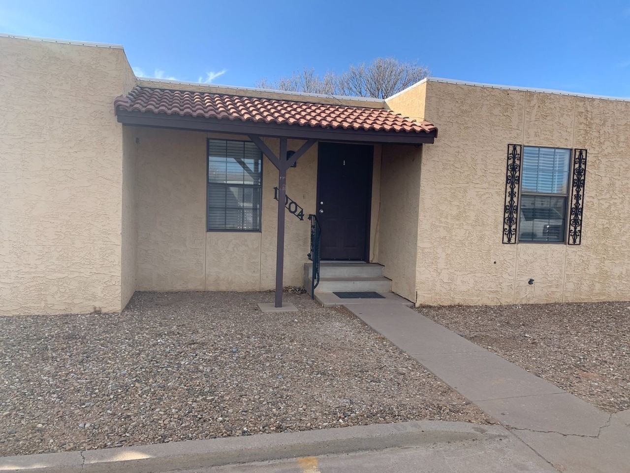 1004 Mockingbird Ln - Photo 2 of 11