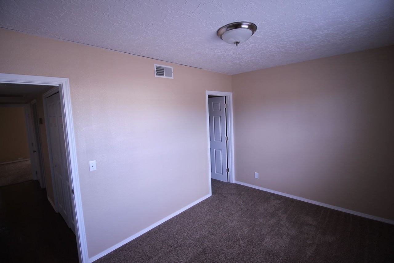 1004 Mockingbird Ln - Photo 6 of 11