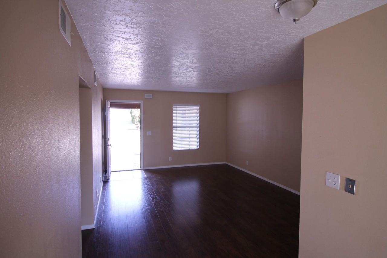 1004 Mockingbird Ln - Photo 3 of 11