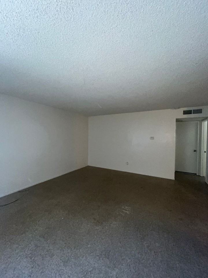 2343 - Photo 2 of 9