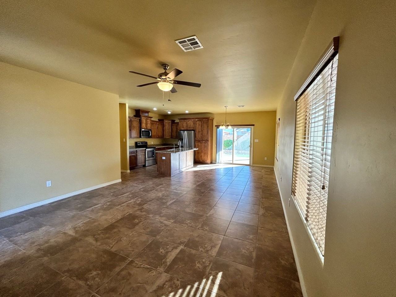 12615 E 49th St - Photo 4 of 38