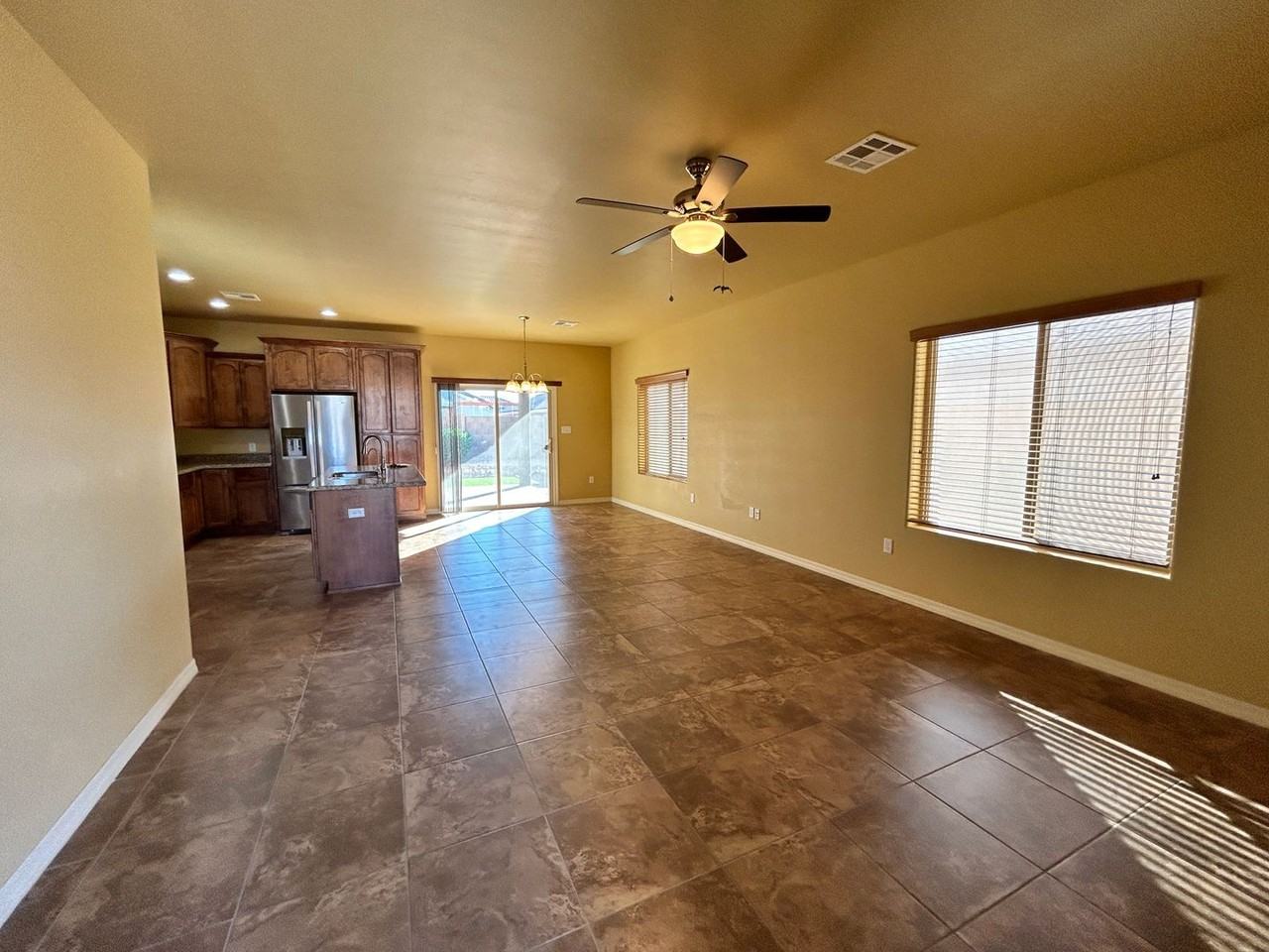12615 E 49th St - Photo 5 of 38