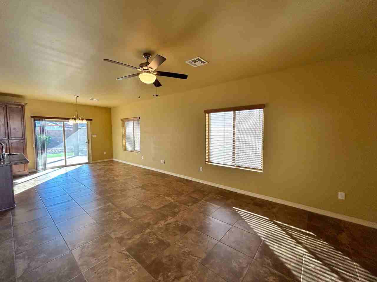 12615 E 49th St - Photo 7 of 38