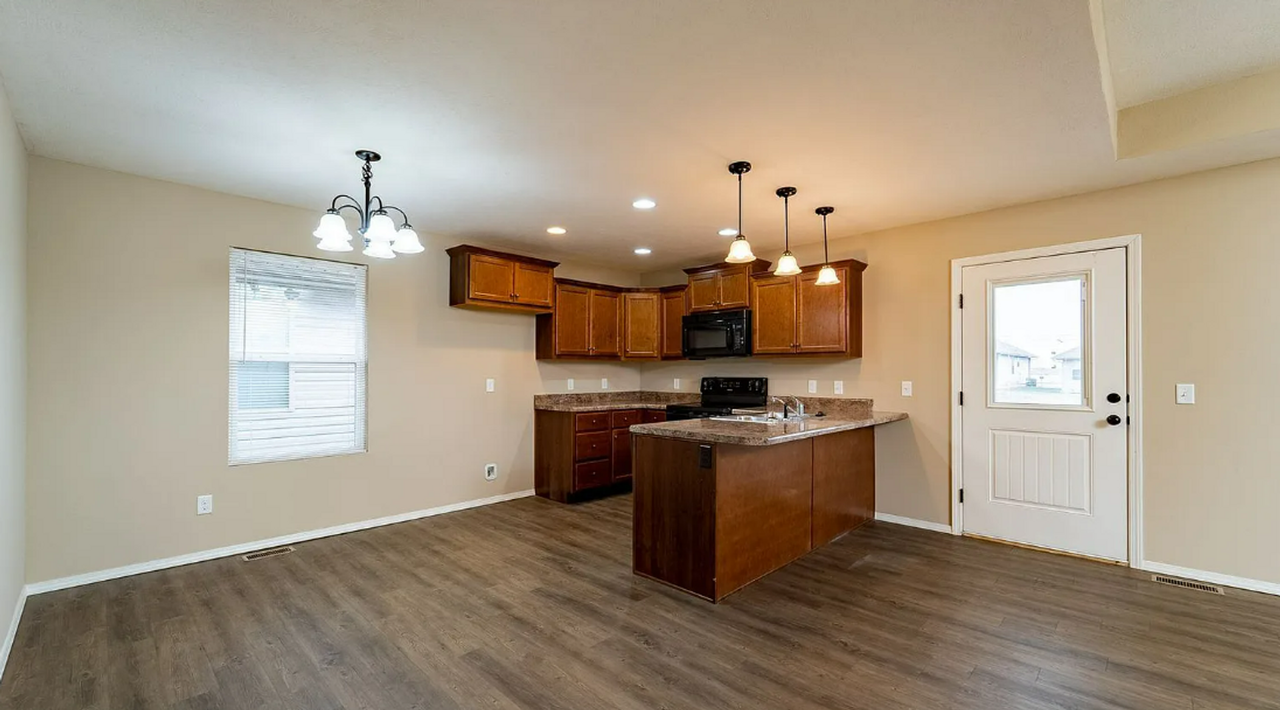 852 S Waco Ave - Photo 4 of 11