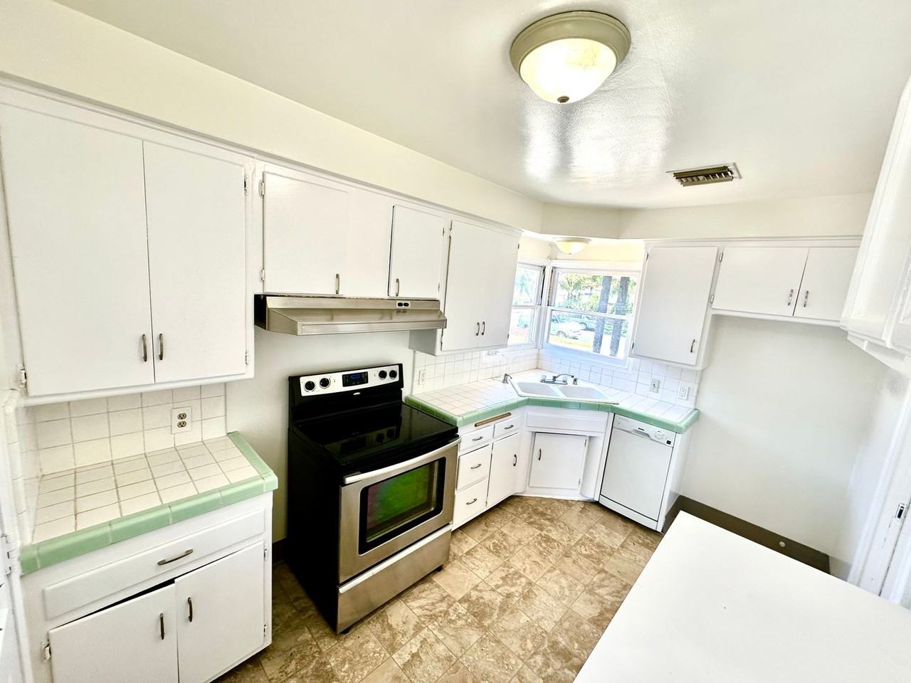 21115 Hobart Blvd - Photo 5 of 16