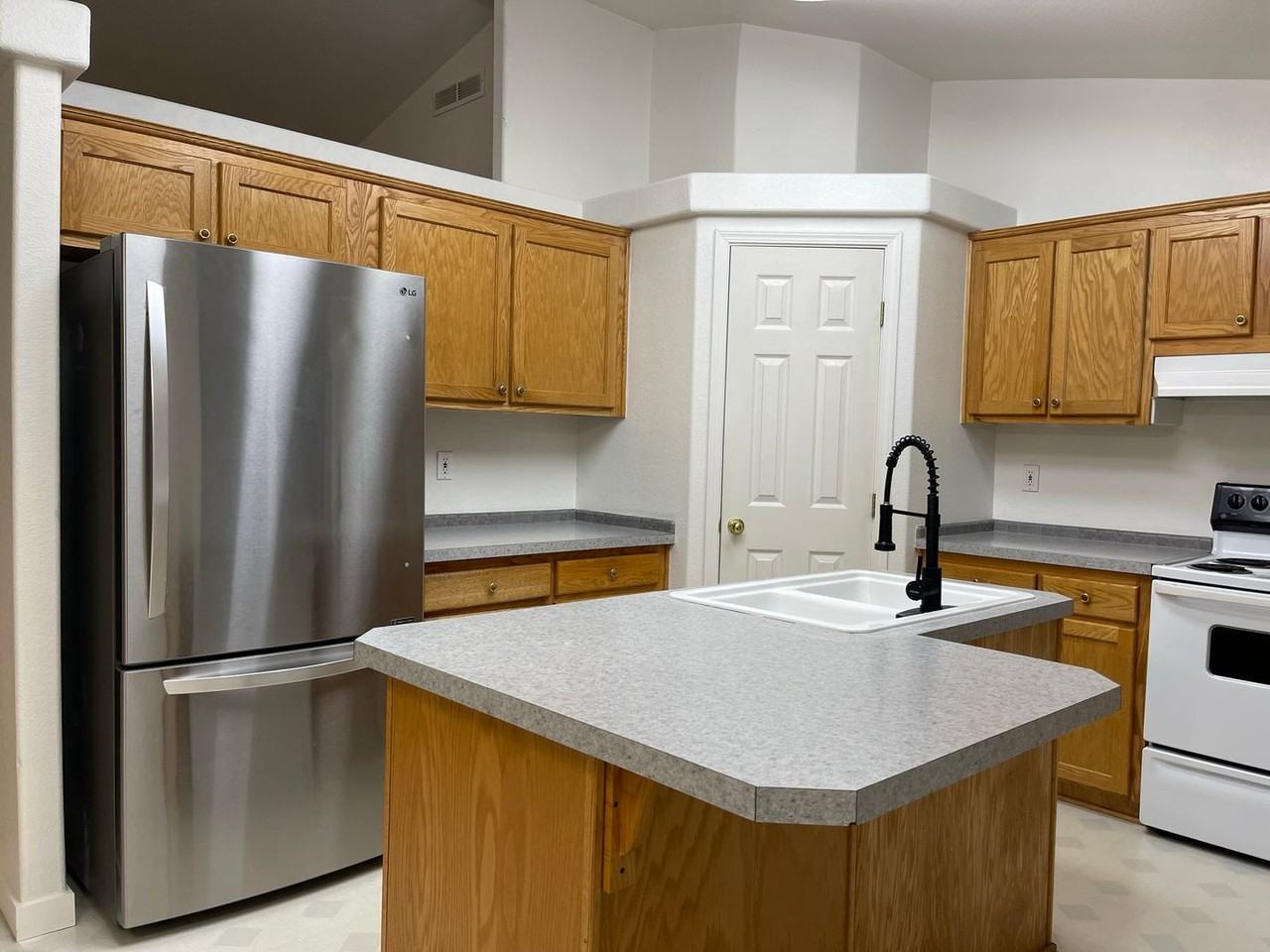 9532 Ne Myren Ln - Photo 3 of 22