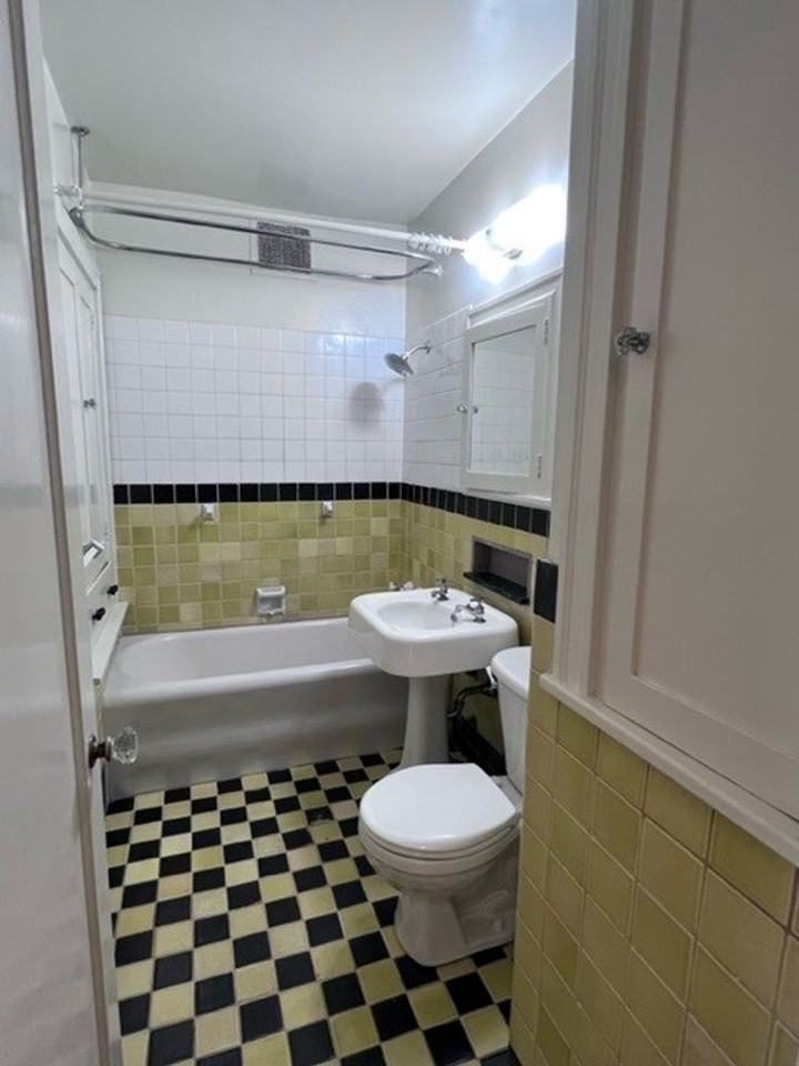 Greenwich - Photo 6 of 9