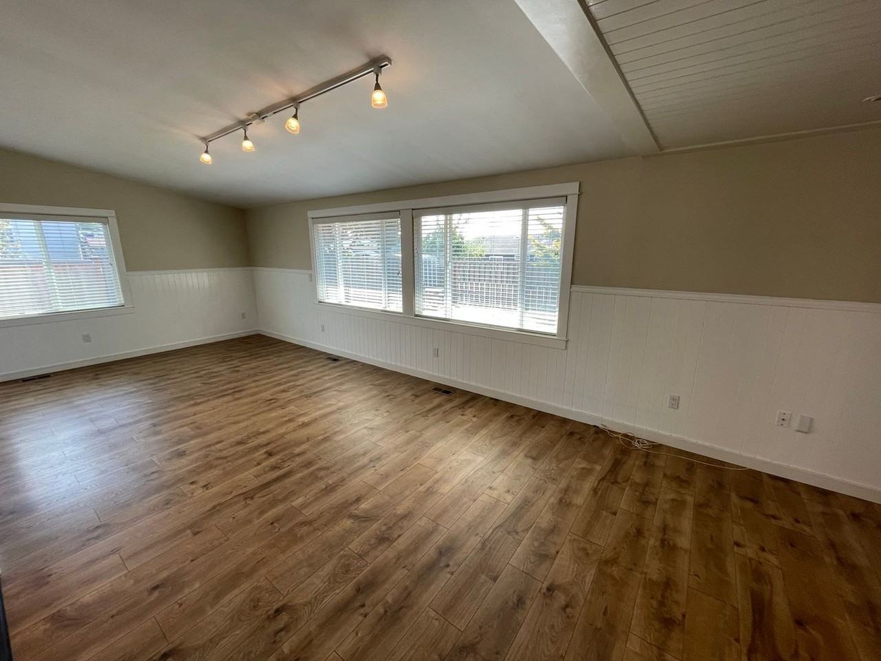5311 Kingsway - Photo 5 of 32