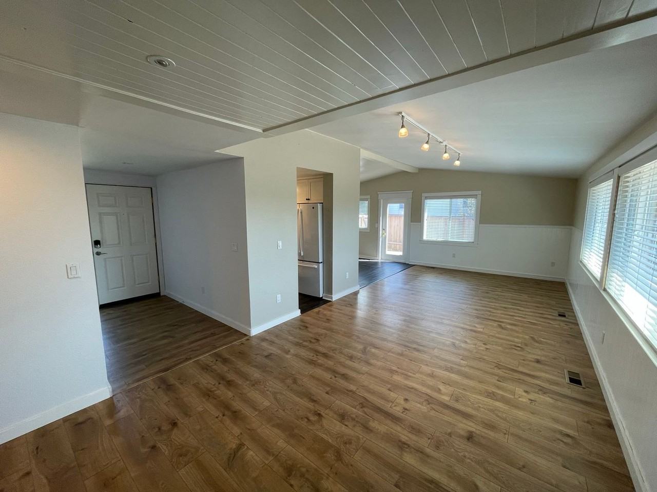 5311 Kingsway - Photo 6 of 32